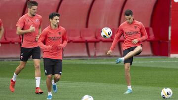 Jes&uacute;s Navas, junto a Reguil&oacute;n durante un entrenamiento del Sevilla.