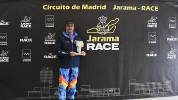 Fernando Alonso con el Premio Circuito de Madrid Jarama Race.