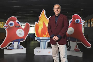 Alejandro Blanco, ante la llama olímpica y las mascotas de los Juegos.