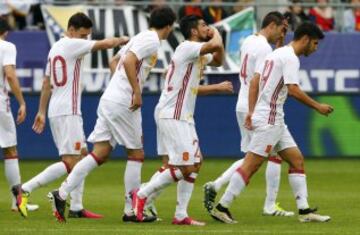 Nolito y los jugadores de la selección celebran su segundo gol. 