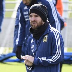 Marcelo D'Andrea, fisio de la AFA, con Messi en Barcelona