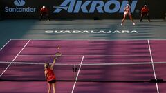 AME693. GUADALAJARA (MÉXICO), 18/09/2023.- La canadiense Eugenie Bouchard (i) sirve ante Veronika Kudermetova hoy, durante un partido del torneo Guadalajara Open WTA 1000, en el Centro Panamericano de Tenis en Guadalajara, Jalisco (México). EFE/ Francisco Guasco
