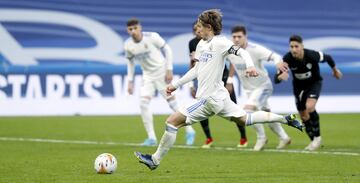 Modric marca de penalti el 1-2 para el Real Madrid.
