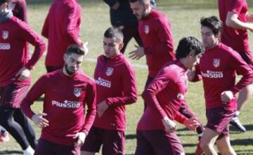 Simeone tiene dudas para el once inicial ante el Barcelona.
