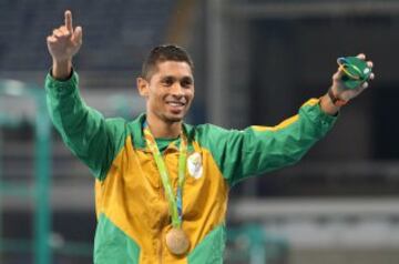 El sudafricano pulverizó el récord de Michael Johnson en los 400 metros planos y se proclama como la nueva futura estrella del atletismo mundial con sólo 24 años.