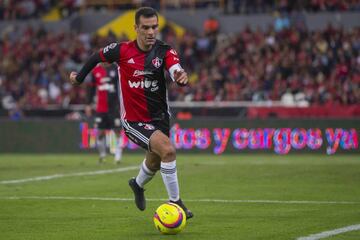 1 | Sin lugar a dudas, Rafa es el mejor canterano que ha tenido Atlas, debutó en 1996 con los rojinegros y desde sus inicios mostró sus grandes cualidades dentro del terreno de juego, lo que lo llevó a emigrar al futbol europeo con el Mónaco, para luego ser transferido al Barcelona, donde lo ganó todo. El Káiser es el único mexicano en ganar la Champions League; es referente del Tri y podría jugar su quinta Copa del Mundo.