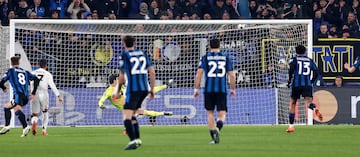 1-1. Perfecto lanzamiento, desde los once metros, de Charles De Ketelaere que manda el baln a la izquierda de Thibaut Courtois. El guardameta belga se vence al lado contrario.