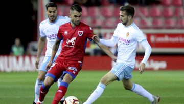 Oyarzun intenta irse de Benito en la derrota del Zaragoza por 1-0 del pasado curso.