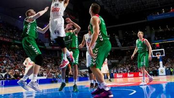 Jeffery Taylor anota delante de Bertans y Cuaseur.