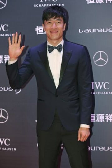 El atleta chino Liu Xiang, saluda a su llegada a la ceremonia de entrega de los Premios Laureus del Deporte en Shanghái.