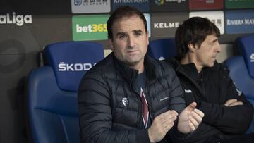 Arrasate: "Ante el Sevilla hay que defender con once jugadores"