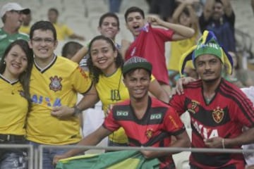 Aficionados esperan el inicio del juego entre Brasil y Venezuela hoy, martes 13 de octubre de 2015, durante un partido clasificatório para el Mundial de Fútbol de Russia 2018, en el estádio Arena Castelao en Fortaleza.