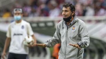 Roberto Medina durante un partido de Tigres Femenil