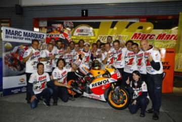Márquez ganó su segundo mundial en MotoGP (cuarto mundial en total) en el Gran Premio de Japón. En la imagen, Marc Márquez celebra la victoria en Motegi con su equipo.