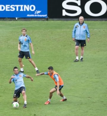 Entrenamiento de La Roja en el Estadio Monumental de Guayaquil. Cazorla y Tello.