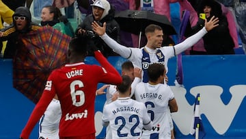 LEGANÉS (MADRID), 02/03/2025.- El delantero del Leganés Diego García (d) celebra tras marcar el 1-0 durante el partido de la jornada 26 de LaLiga EA Sports que enfrentó al Leganés y al Getafe, este domingo, en el estadio Municipal de Butarque. EFE/Chema Moya