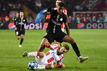 Presnel Kimpembe pugna por un bal&oacute;n en el partido ante el Estrella Roja.