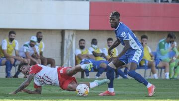 Paul pelea por un balón.