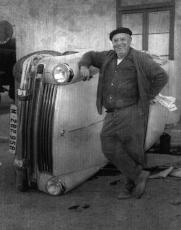 Santiago Bernabéu posando junto a su coche después del aparatoso accidente que sufrió y salió ileso