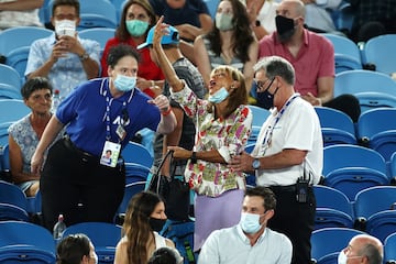 Una seguidora perturbó a Rafa Nadal durante todo su servicio y le dedicó varios gestos y peinetas al balear. El tenista español no daba crédito.