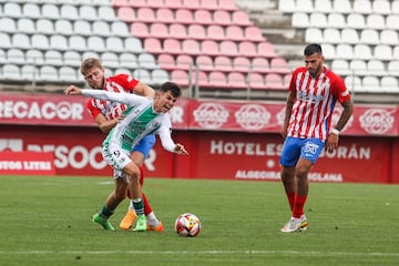 Balón controlado por Luismi Redondo.