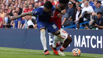 London (United Kingdom), 02/09/2023.- Chelsea's Enzo Ferdinand (L) and Ola Aina of Nottingham Forest (R) in action during the English Premier League match between Chelsea FC and Nottingham Forest, in London, Britain, 02 September 2023. (Reino Unido, Londres) EFE/EPA/NEIL HALL EDITORIAL USE ONLY. No use with unauthorized audio, video, data, fixture lists, club/league logos or 'live' services. Online in-match use limited to 120 images, no video emulation. No use in betting, games or single club/league/player publications.
