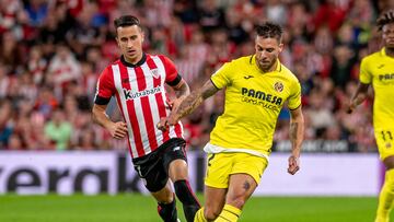 El defensa del Villarreal Kiko Femenía disputa un balón con el delantero del Athletic Club de Bilbao Álex Berenguer, durante el partido de LaLiga Santander.