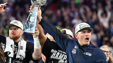 Sam Darnold, QB de Seattle Seahawks, y Mike Macdonald, head coach del mismo equipo, alzan el Trofeo Vince Lombardi tras ganar el Super Bowl LX.