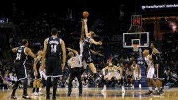 Lucha por la posesión del balón al comienzo de la segunda mitad.