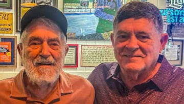 Un restaurante de Alabama prometió regalar ostras gratis a cualquier cliente de 80 años que entrara con su padre y finalmente aparecieron.