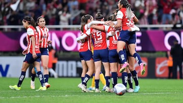 Jugadoras de Chivas Femenil festejan un gol en contra del Atlético de San Luis.
