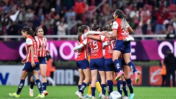 Jugadoras de Chivas Femenil festejan un gol en contra del Atlético de San Luis.