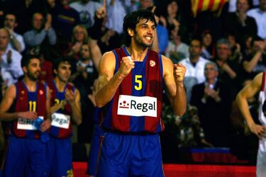 El italiano Gianluca Basile, ‘Baso’, dejó huella en sus seis temporadas en el Barça con acciones como el triplazo que encarriló la final de 2009 ante el Baskonia. Agarró un balón suelto para poner el 0-1 con una diana desde más de ocho metros, un lanzamiento a falta de dos segundos que llevaba su sello personal y cambiaría el rumbo de los acontecimientos. Del 80-79 al 80-82. El Barcelona se hacía el 11 de junio con el factor cancha y remataría en el Palau con un 3-1. El triple de Basile marcó aquella final y permitió la conquista de un título que se les había escapado a los azulgrana en las cuatro temporadas anteriores.