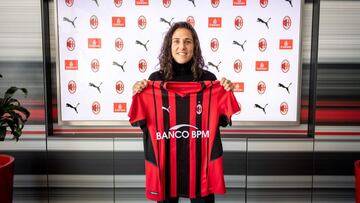 Vero Boquete con la camiseta del Milan.