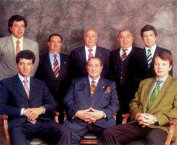 Foto de familia del Consejo de Administración del Atlético de Madrid en 1999. Arriba de izquierda a derecha: Oscar Gil Marín, Miguel Pérez, Lázaro Albarracín, Sergio Gil y Gil y Enrique Cerezo. Abajo de izquierda a derecha: Miguel Ángel Gil Marín, Jesús Gil y Jesús Gil Marín.