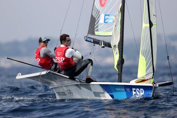 Los españoles  Diego Botín y Iago López Marra compiten en el Skiff 49er masculino el día ocho de los Juegos Olímpicos de Tokio 2020 en Enoshima Yacht Harbour