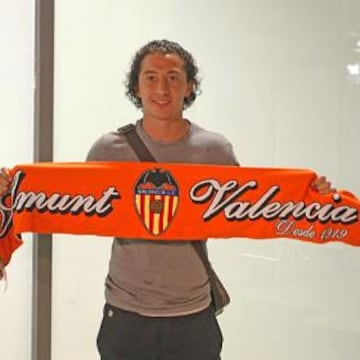 <b>FELIZ Y ORGULLOSO. </b>Andrés Guardado llegó ayer a Valencia con ganas de empezar cuanto antes y de ponerse a las órdenes de Pellegrino.