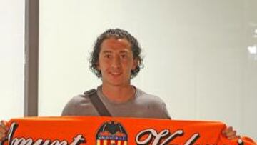 <b>FELIZ Y ORGULLOSO. </b>Andrés Guardado llegó ayer a Valencia con ganas de empezar cuanto antes y de ponerse a las órdenes de Pellegrino.