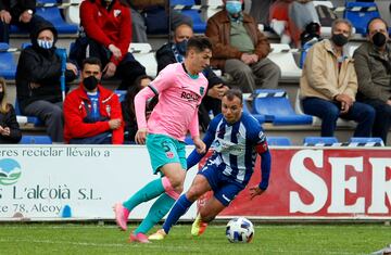 Gerard Piqu¨¦, Samuel Umtiti, Andreas Christensen, Ronald Ara¨²jo, Eric Garc¨ªa... es una lista larga de centrales. Pero, ?por qu¨¦ no sumar a Mika M¨¢rmol a este grupo? De los cinco mencionados al principio, queda claro que el FC Barcelona no cuenta con Samuel Umtiti. Y Mika M¨¢rmol es una de las revelaciones del filial del FC Barcelona. El central del conjunto cul¨¦ con 21 a?os demuestra ser un defensa seguro y polivalente, ya que puede ocupar la posici¨®n tanto de defensa central como de lateral izquierdo. Buen trato de la pelota, gran capacidad para conducir y dividir atenciones en el rival y es buen pasador. Adem¨¢s, sus dos puntos fuertes son la anticipaci¨®n y la salida de bal¨®n. Y es un futbolista que comete pocas faltas, a pesar de que el pasado mi¨¦rcoles 13 de Julio hiciera penalti a un jugador del Olot en un partido amistoso. La Mas¨ªa puede ser un fort¨ªn de un Bar?a que necesita una nueva base de cara a la siguiente temporada.