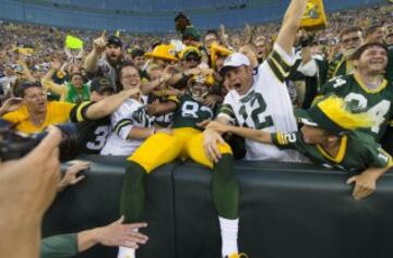 El jugador de los Green Bay Packers, Jeff Janis, celebra un touchdown con los seguidores del equipo. 