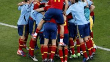Los jugadores de la selección nacional española celebran después de vencer a Portugal en la serie de tiros penaltis hoy, miércoles 27 de junio de 2012, durante la semifinal de la Eurocopa 2012 entre Portugal vs. España en Donetsk (Ucrania).
