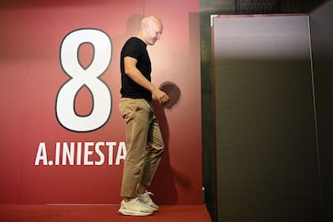 Iniesta deja el Vissel Kobe entre lgrimas y busca destino