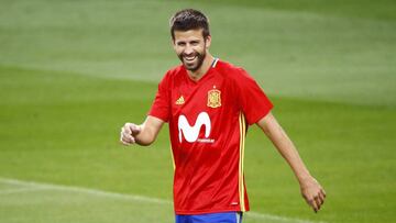 El defensa de la selección española, Gerard Piqué, durante el entrenamiento que han celebrado esta noche en el estadio Santiago Bernabéu de Madrid.