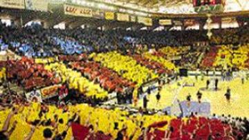 <b>A REVENTAR.</B> La Fonteta disfrutó y apoyó al Pamesa Valencia.