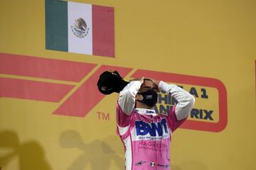 Russell sustituy車 a Hamilton en Mercedes cuando el campe車n dio positivo por coronavirus y se dispon赤a a ganar a Bottas cuando su equipo se invent車 un desastre: al ingl谷s le pusieron unos neum芍ticos que eran del finland谷s, as赤 que tuvieron que volver a pararle. Hubo m芍s, tuvo un pinchazo al final, con el consiguiente cambio de neum芍ticos. Al final, remont車 para ganar su primera carrera Checo P谷rez, que en la vuelta inicial era 迆ltimo. Alegr赤a para M谷xico en el circuito exterior de Sakhir, con muy pocas curvas. Ocon y Stroll completaron el top-3 y Sainz fue cuarto, aunque una vez m芍s se qued車 con la sensaci車n de que se pudo luchar por otra cosa. Al fin y al cabo, era el primer coche detr芍s de los Mercedes antes de que todo saltara por los aires. Como en Monza.