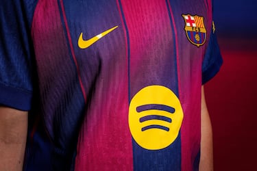 Las clásicas franjas blaugrana se han reimaginado con nuevos degradados que aportan ritmo y energía.