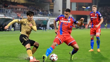 Plzen (Czech Republic), 07/11/2024.- Cadu (C) of Plzen in action against Takefusa Kubo (L) of Sociedad during the UEFA Europa League match between Viktoria Plzen and Real Sociedad in Plzen, Czechia, 07 November 2024. EFE/EPA/MARTIN DIVISEK