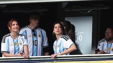 Dua Lipa se rinde ante la experiencia de ir a un Clásico en la Bombonera