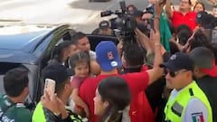 Locura e inconformidad en firma de autógrafos de James