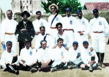 Esta es una de las dos primeras formaciones de la historia del Madrid Football Club. En la imagen los jugadores se disponen a jugar un partido en los terrenos detrás del Parque del Retiro, junto a los terrenos del Tiro de Pichón.